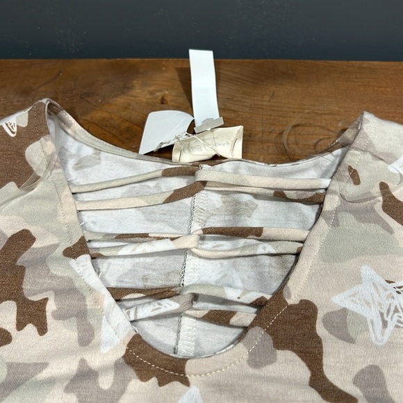 143 Story by Line Up medium short sleeve t-shirt v-neck camo print white stars - Picture 4 of 6
